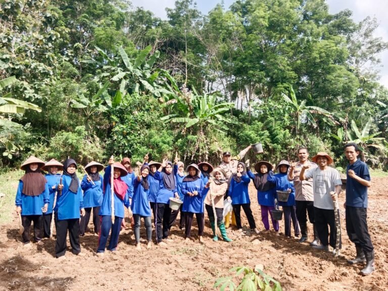 Ketahanan Pangan, Polres Ciamis Ikut Tanam Jagung Bareng Poktan di Lahan KWT Sekar Arum