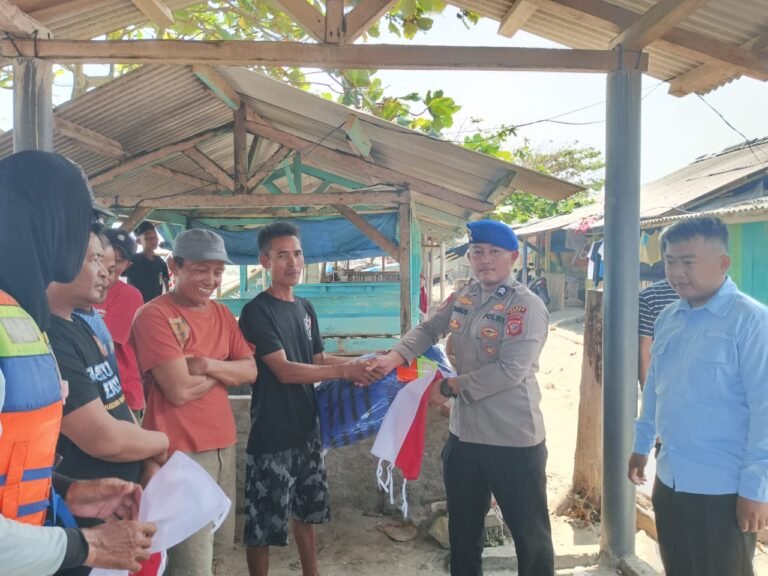 Cegah Kecelakaan Laut, Satpolairud Polres Garut Bagikan Pelampung Demi Keselamatan Nelayan