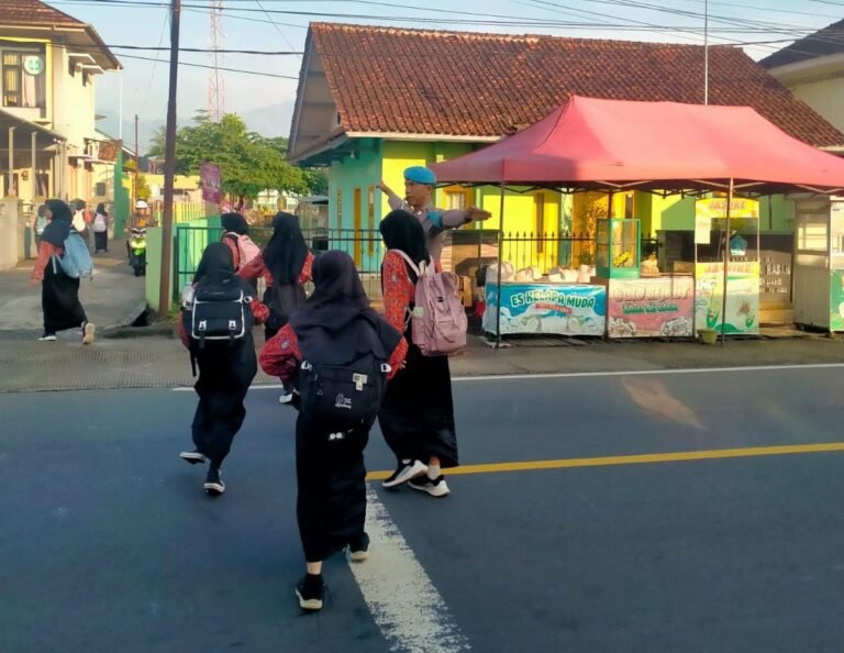 Pelayanan Masyarakat, Polsek Cipaku Polres Ciamis Siaga di Jalan Padat Saat Jam Sekolah