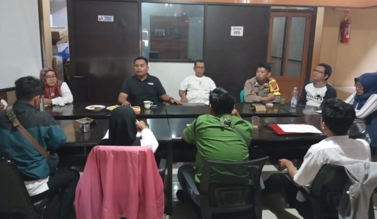 Perkuat Sinergitas, Polsek Cikoneng Polres Ciamis Koorkom ke Perangkat Desa Cimari