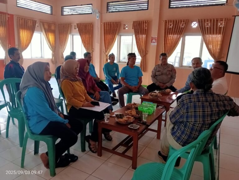 Polsek Sukadana Polres Ciamis Monitoring Acara Rapat Minggon Desa Ciparigi