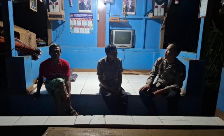 Perkuat Sinergitas, Polsek Cimaragas Polres Ciamis Beri Binluh ke Warga Sarirahayu Saat Malam Hari
