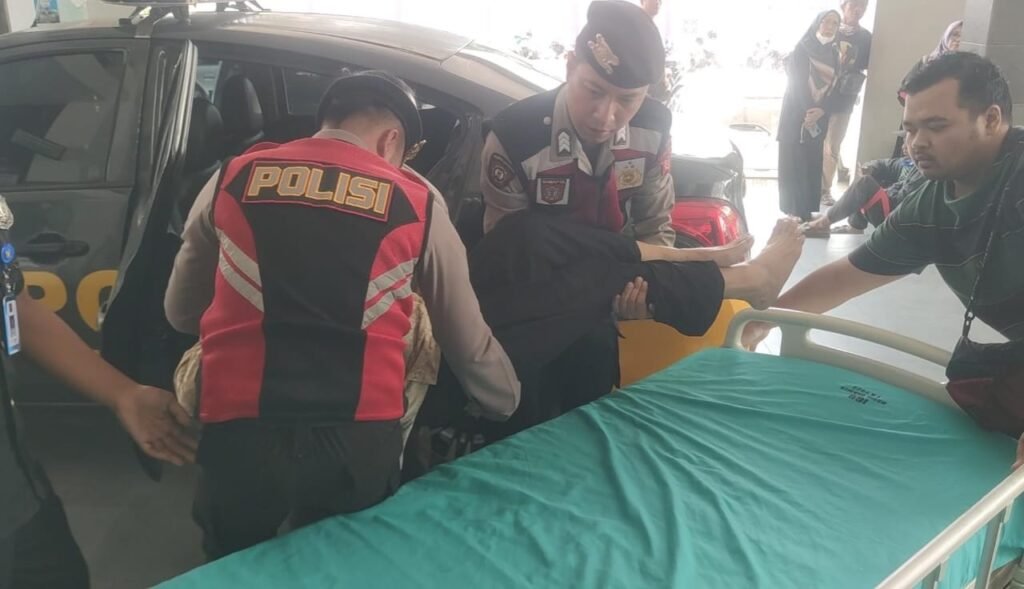 Sat Samapta Polres Ciamis Lakukan Quick Respon, Selamatkan Lansia yang Pingsan di Pasar Ciamis