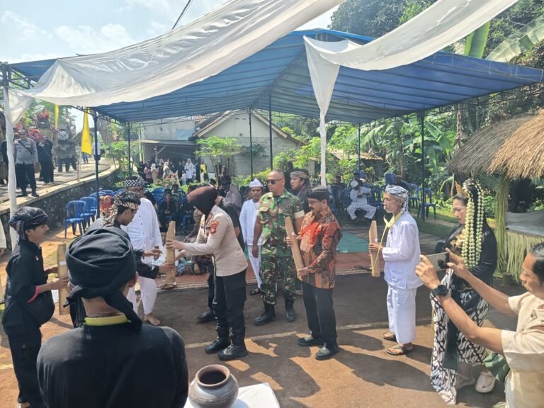 Polsek Kawali Hadiri dan Kawal Tradisi Jamasan Pusaka di Linggapura, Wujud Kepedulian Polri pada Pelestarian Budaya