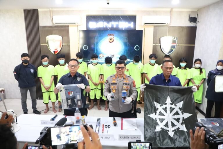 Polda Jabar Ungkap 12 Tersangka Kasus Bom Molotov, 11 Dihadirkan dalam Konferensi Pers