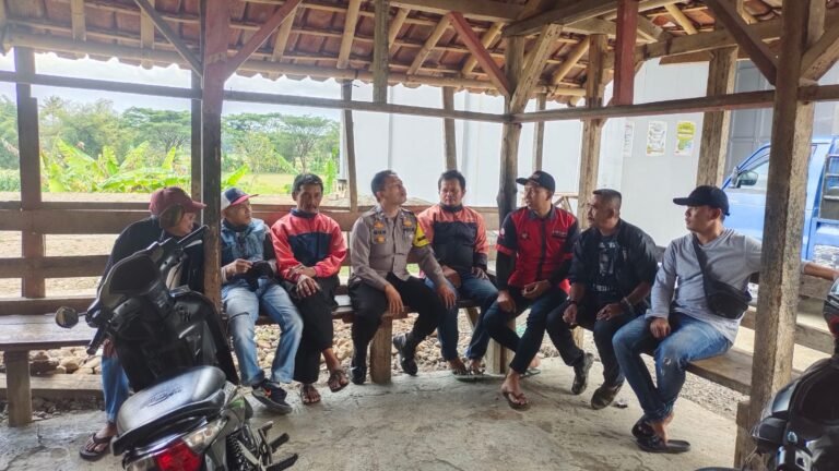 Datangi Pemukiman Warga, Polsek Panumbangan Koorkom Sampaikan Maklumat Kapolda Jabar