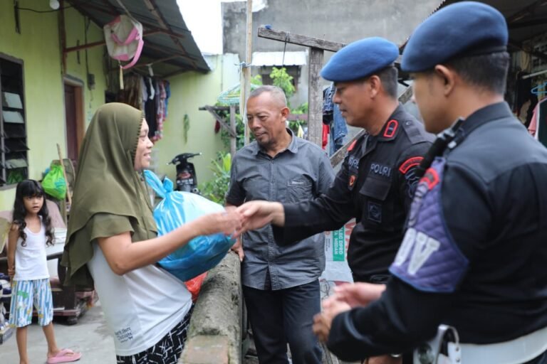 “Satuan Brimob Polda Sumut Hadirkan Senyum Warga Lewat Sembako Jumat Berkah”