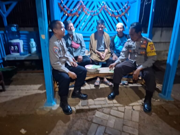 Perkuat Sinergitas, Polsek Cimaragas Polres Ciamis Beri Binluh ke Warga Cibitung Saat Malam Hari