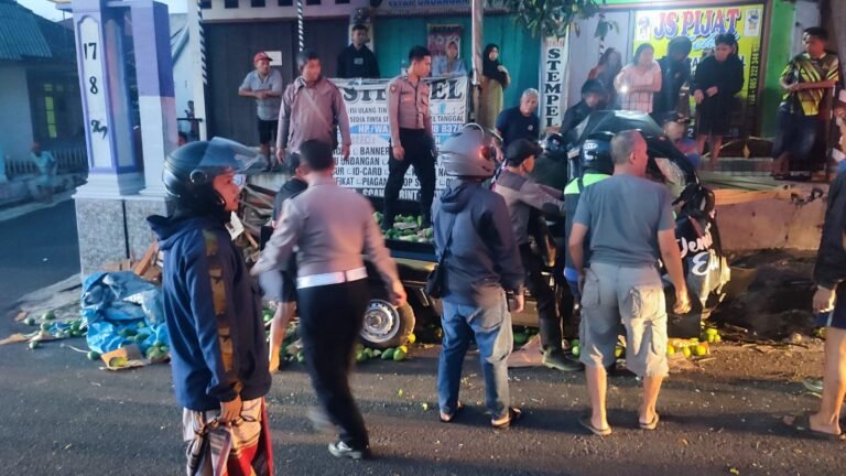 Reaksi Cepat Samapta Polres Ciamis Bantu Evakuasi Peristiwa Laka Lantas