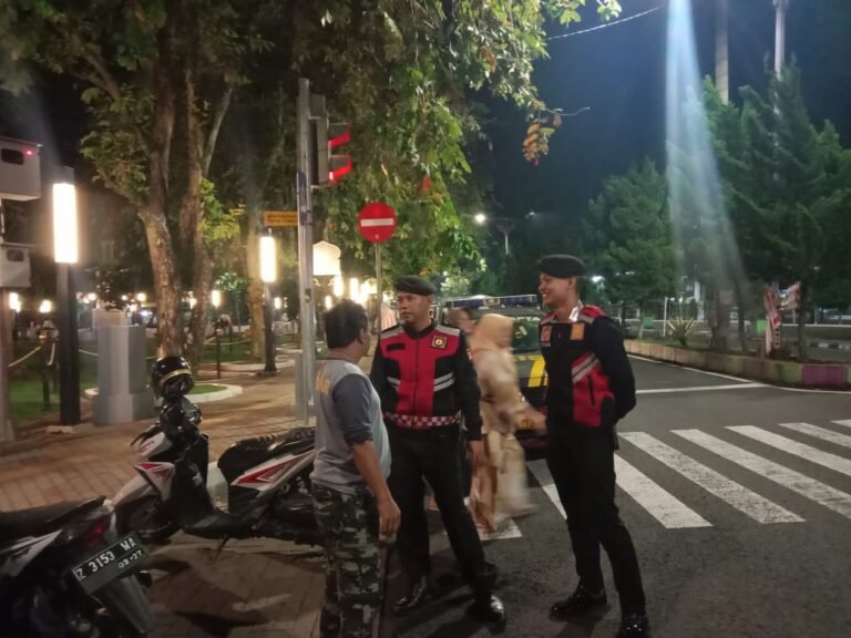 Cipkon Area Publik, Dua Personel Sat Samapta Polres Ciamis Patroli di Alun Alun Ciamis