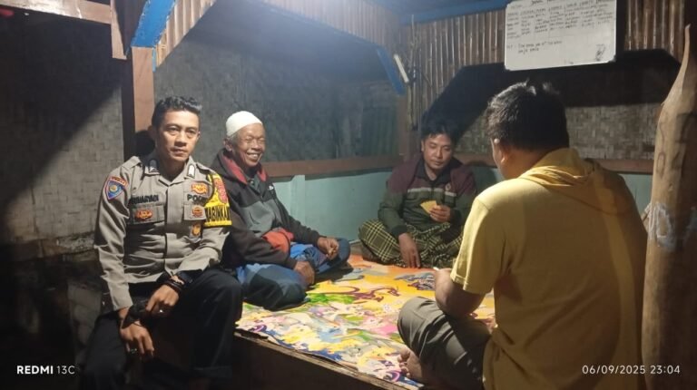 Perkuat Sinergitas, Polsek Cikoneng Polres Ciamis Beri Binluh ke Warga Bojongsari Saat Ngeronda