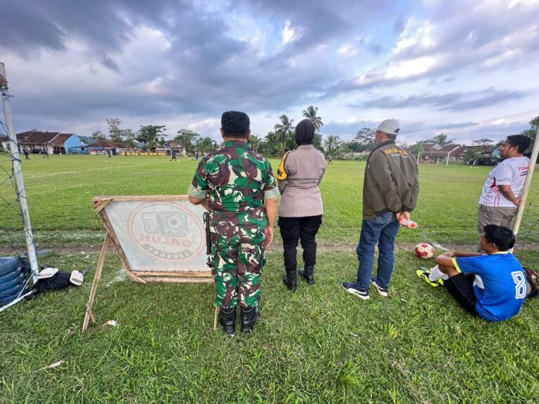 Polres Ciamis Hadir di Tengah Warga, Bhabinkamtibmas Monitoring Fun Football di Desa Mekarjadi