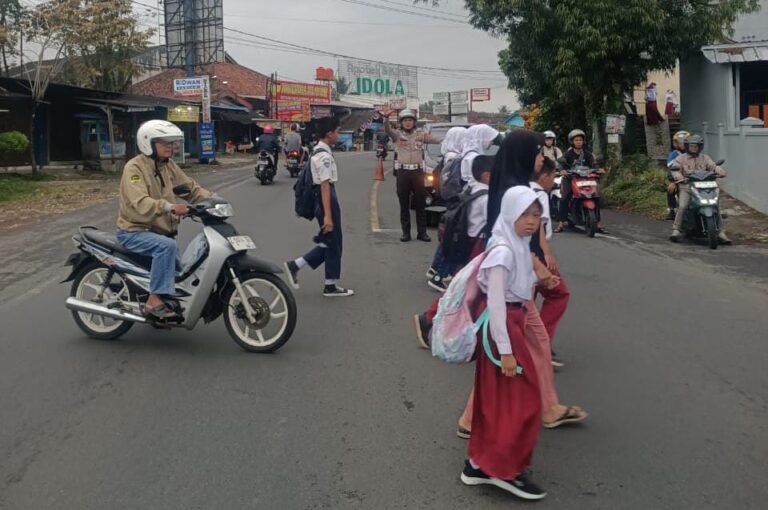 Pelayanan Masyarakat, Anggota Polsek Cikoneng Turun ke Jalan Bantu Orang Menyebrang dan Gatur