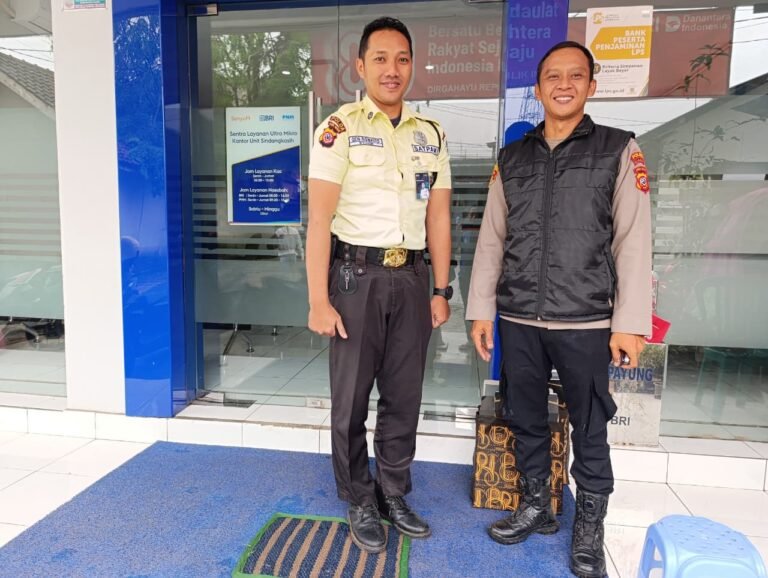 Perkuat Sinergitas, Polsek Cikoneng Datangi Satpam Bank BRI Sindangkasih Beri Imbauan Kamtibmas