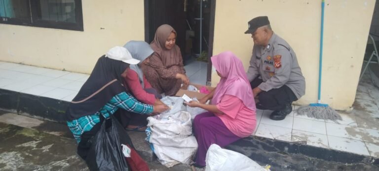 Perkuat Sinergitas, Polsek Kawali Polres Ciamis Koorkom Bersama Ibu Kader Desa Cikupa