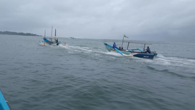 Empat Nelayan Selamat, Satpolairud Garut Evakuasi Perahu Mati Mesin di Tengah Laut
