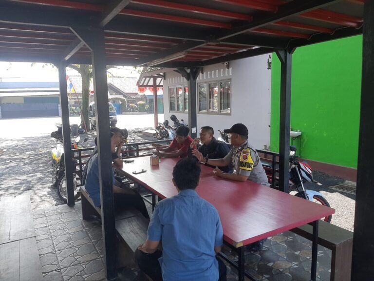 Polsek Cikoneng Ajak Warga Gunungcupu Perkuat Keamanan Lingkungan dan Cegah Hoaks