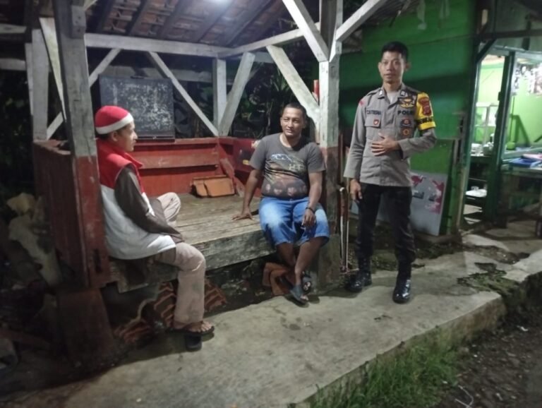 Perkuat Sinergitas, Polsek Cikoneng Polres Ciamis Beri Binluh ke Warga Ranji Saat Ngeronda