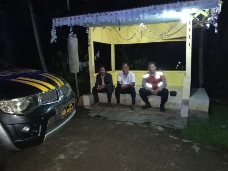 Humanis, Polsek Sukadana Datangi Pos Ronda Citamiang Kulon Ciamis Beri Imbauan Kamtibmas