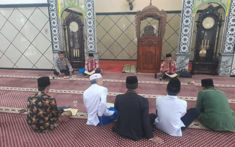 Polsek Rajadesa Polres Ciamis Ikuti Pengajian Rutin Tingkat Kecamatan Rajadesa