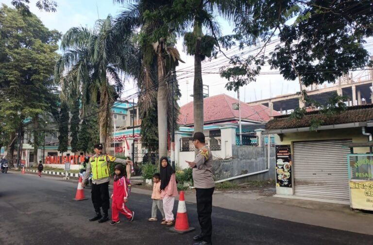 Polsek Wanaraja Atur Lalu Lintas, Lancarkan Arus Pagi Hari