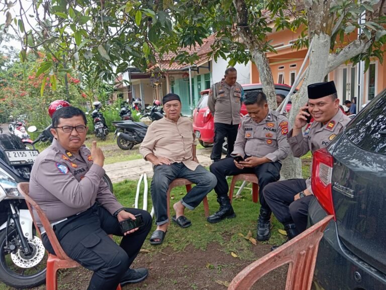 Polsek Cikoneng Hadiri Takziah, Wujud Kepedulian Polri terhadap Anggota dan Keluarga Besar