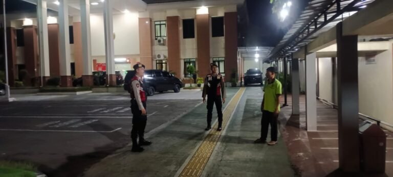 Cipkon Malam Hari, Tiga Anggota Samapta Polres Ciamis Patroli Datangi Pengadilan Negeri Ciamis