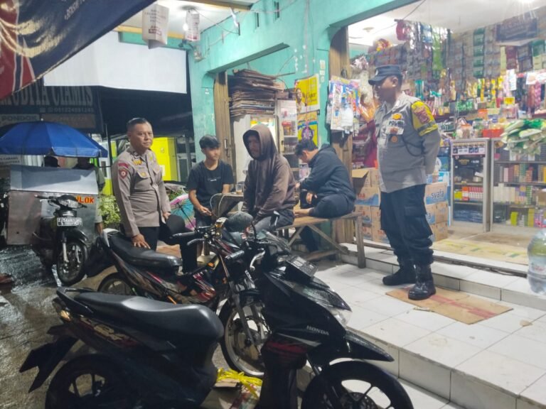 Berikan Rasa Aman, Personel Polsek Kawali Polres Ciamis Patroli Dialogis di Malam Hari