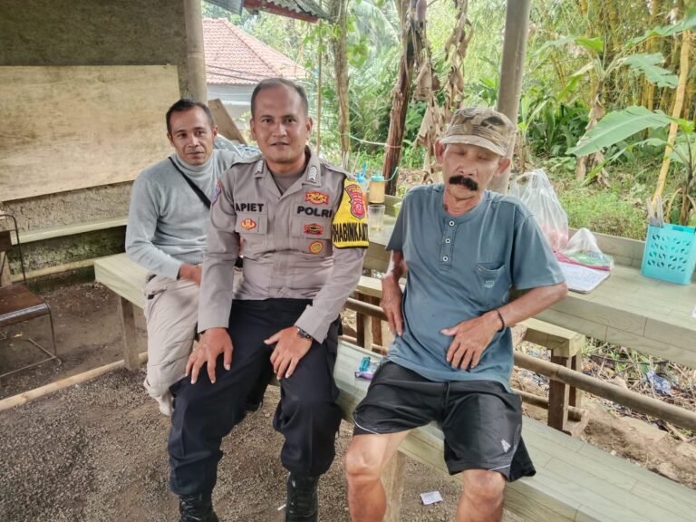 Polsek Cikoneng Terus Perkuat Harkamtibmas, Bhabinkamtibmas Desa Nasol Sambangi Warga