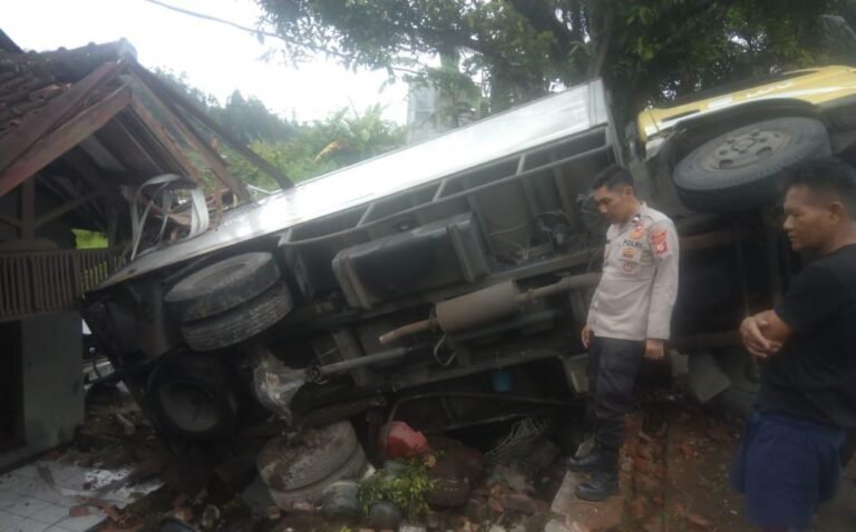 Laka Lantas di Cisurupan, Polsek Cepat Evakuasi Korban dan Truk Terguling