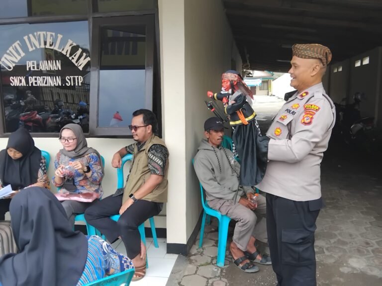 Upaya Humanis Polsek Cikoneng, Kapolsek Sajikan Air dan Roti Serta Wayang Golek untuk Masyarakat