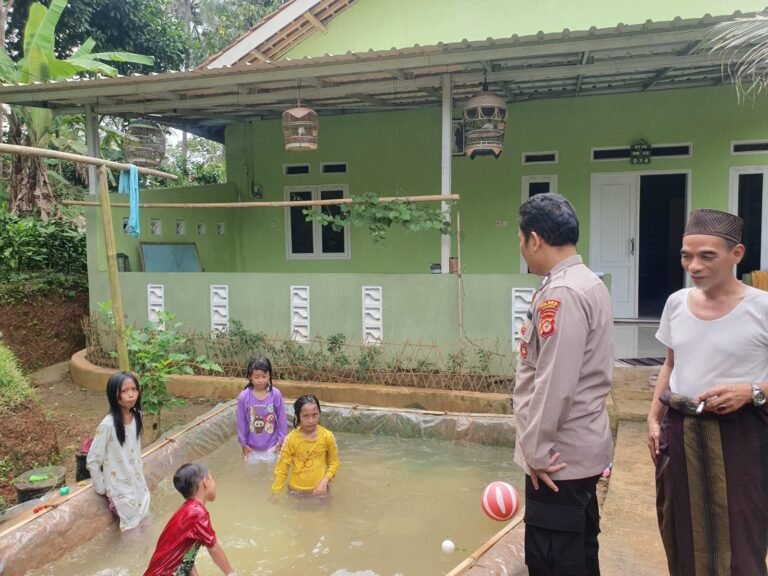 Bhabinkamtibmas Polsek Cimaragas Sambangi Warga Desa Cidolog, Wujud Kepedulian Polri Jaga Keamanan Wilayah