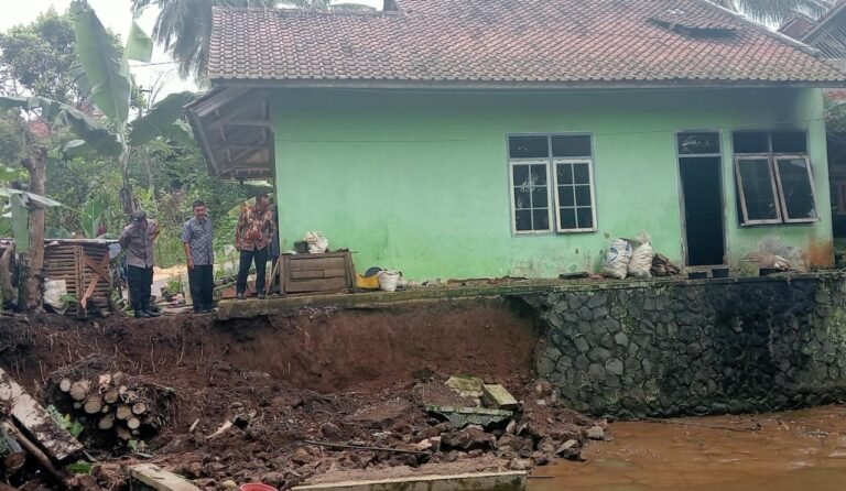 Polsek Kawali Respons Cepat Bencana Longsor di Kawali, Kapolres Ciamis Apresiasi Kesiapsiagaan Personel di Lapangan