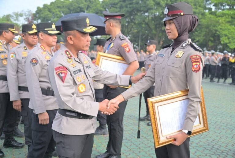 Briptu Sherlyta Putri Rabbania Terima Penghargaan atas Dedikasi dan Keberanian Saat Amankan Unjuk Rasa