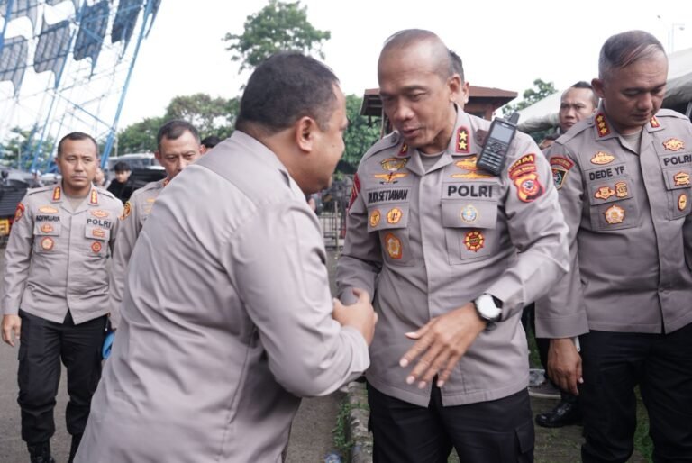 Polda Jabar Beri Pengamanan Sepak Bola BRI Super League Antara Persib Bandung VS Persebaya Dengan Humanis