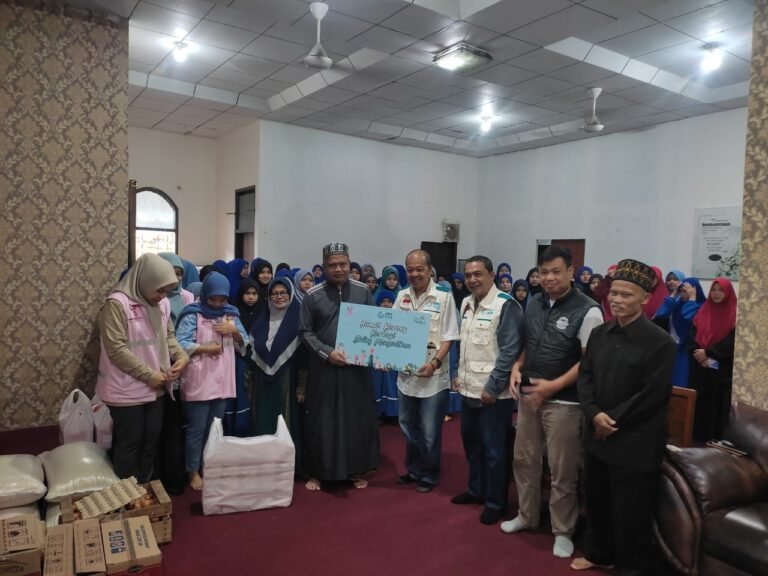 PLN Tasikmalaya melalui Srikandi dan YBM Salurkan Paket Sembako untuk Santri di Yayasan Hubulloh Dalam Peringatan Hari Pelanggan Nasional