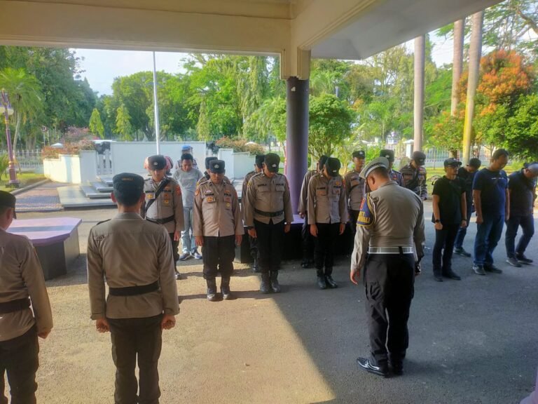 Anggota Polres Ciamis Amankan Audiensi KTNA Ciamis di Gedung DPRD