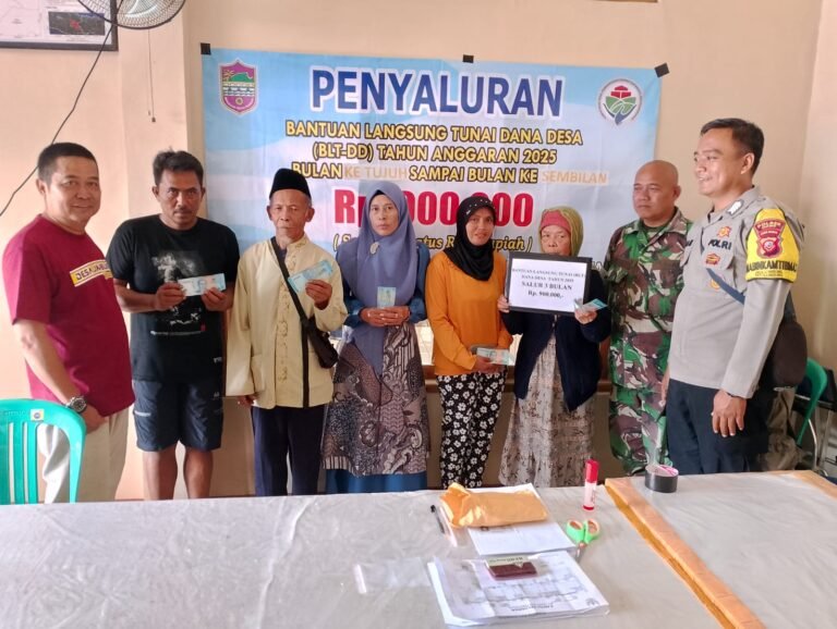 Polri Kawal Penyaluran BLT DD di Desa Lumbung, Kapolres Ciamis Apresiasi Peran Bhabinkamtibmas Jaga Transparansi dan Ketertiban