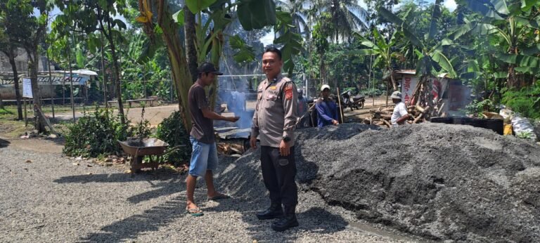 Polri Kawal Pembangunan Desa, Kapolres Ciamis Apresiasi Peran Bhabinkamtibmas dalam Monitoring Pengaspalan Jalan di Cisaga
