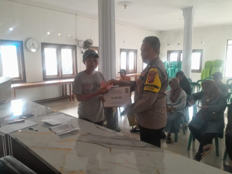 Polsek Panumbangan Kawal Ketat Penyaluran BLT DD Tahap III, Kapolres Ciamis: Bentuk Kehadiran Polri di Tengah Masyarakat