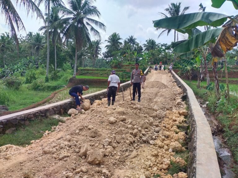 Humanis, Polsek Cisaga Polres Ciamis Monitoring Pemadatan Urugan Jalan Blok Lebak Nangka