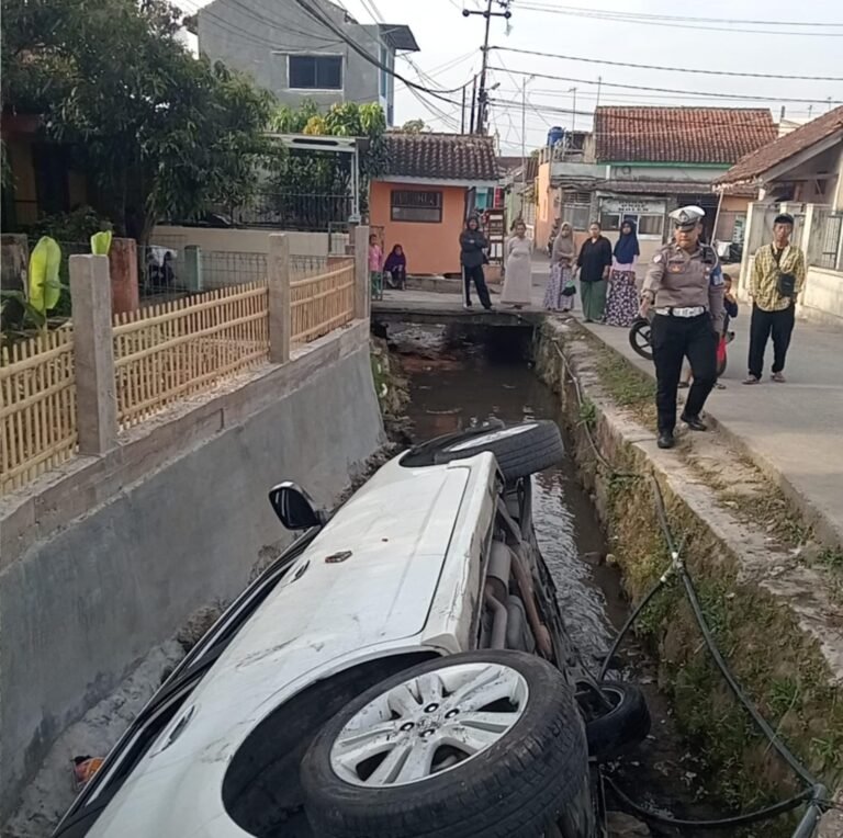 Polsek Kadungora Tangani Laka Lantas Honda Jazz Masuk Parit di Desa Gandamekar