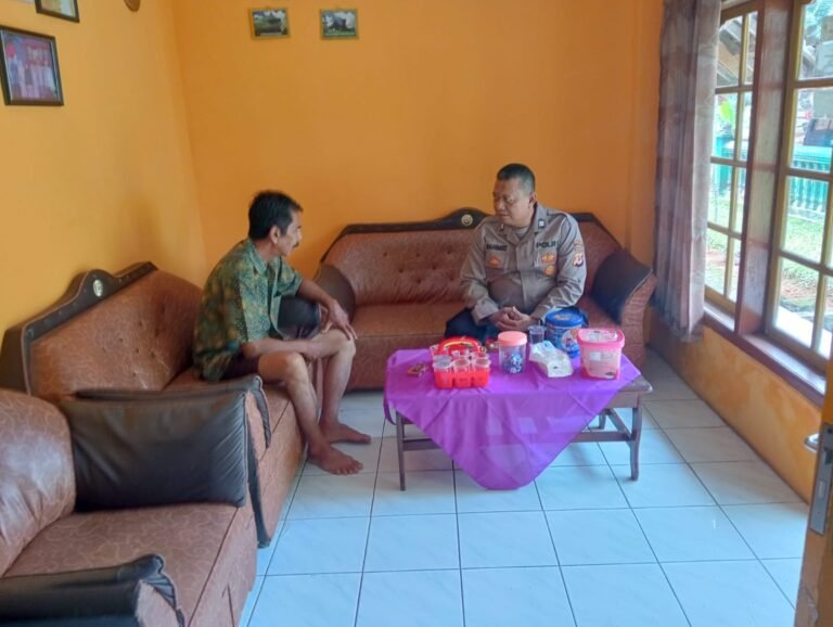 Perkuat Sinergitas, Polsek Sukadana Polres Ciamis Koorkom Kamtibmas ke Warga Ciparigi