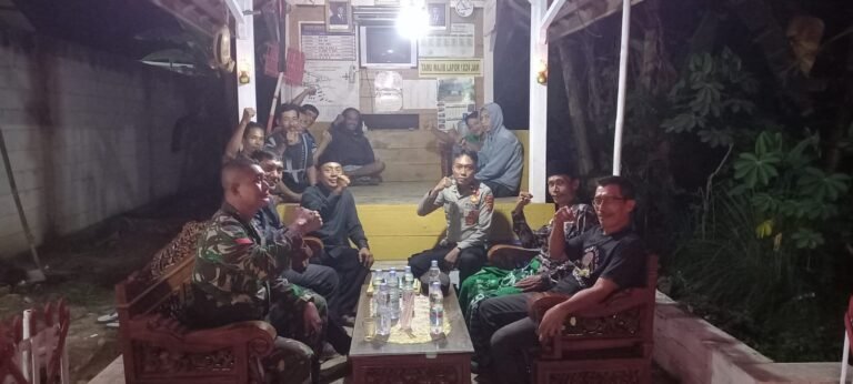 Perkuat Sinergitas, Polsek Lakbok Polres Ciamis Beri Binluh ke Warga Kedungsari Saat Malam Hari