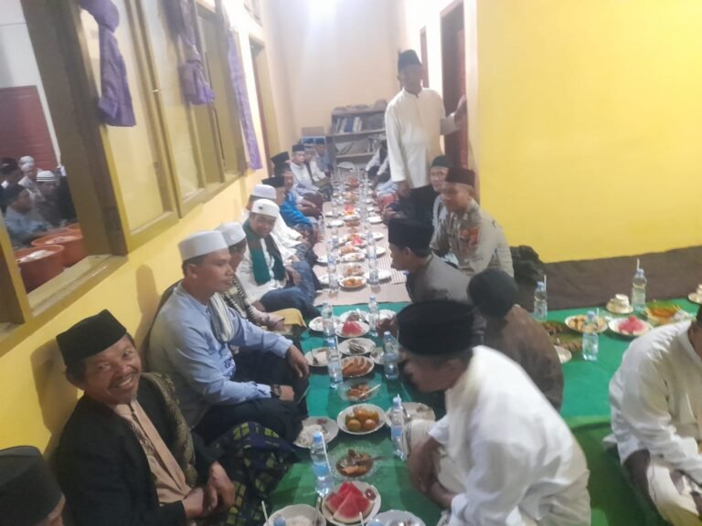Perkuat Sinergitas, Polsek Rajadesa Monitoring Acara Peringatan Maulid Nabi di Desa Sirnajaya