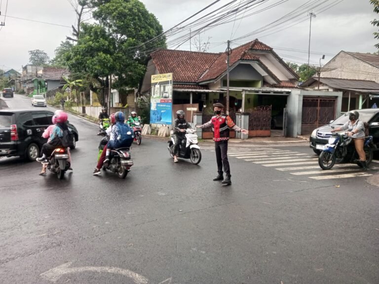 Pelayanan Masyarakat, Polres Ciamis Bersiaga di Daerah Rawan Kemacetan Saat Pagi