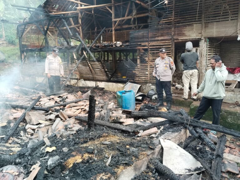Polsek Kawali Polres Ciamis Datangi TKP Kebakaran, Ribuan Ayam Hangus Terbakar
