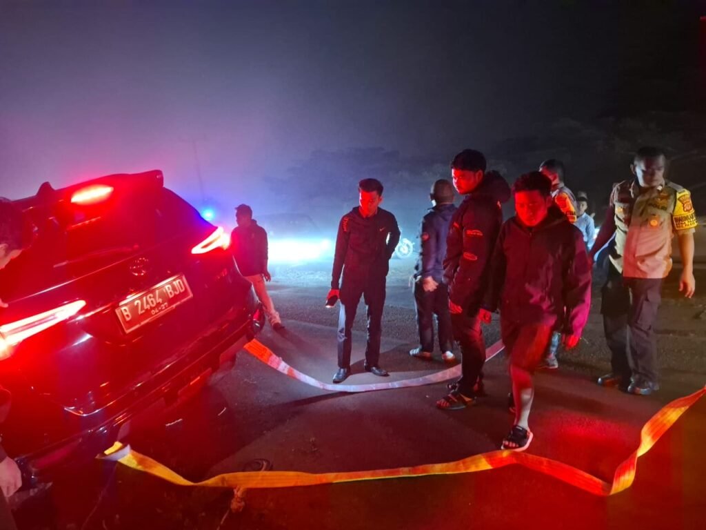 Polsek Pasirwangi dan Warga Gotong Royong Evakuasi Kendaraan R4