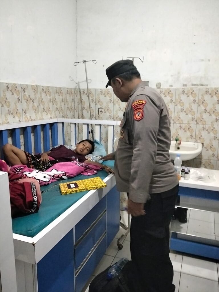Polsek Pakenjeng Evakuasi Korban Keracunan Makanan di Desa Wangunjaya