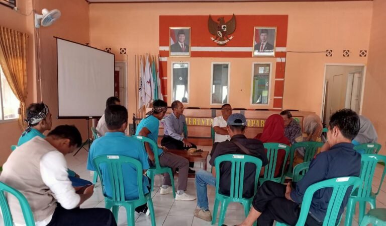 Polsek Sukadana Polres Ciamis Monitoring Acara Rapat Minggon Desa Sukadana